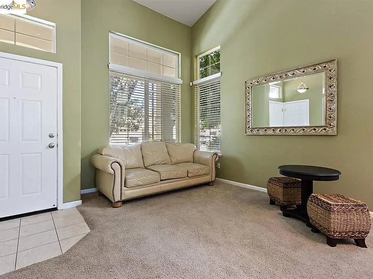 1208 Picadilly Ln — Photo 2