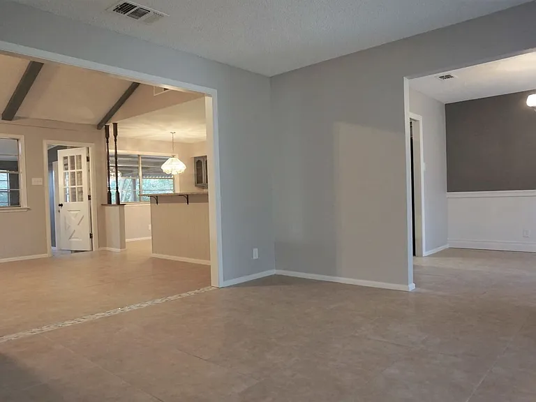313 Sagecrest Dr — Photo 6