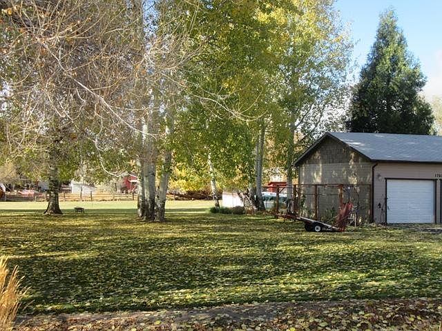 2nd image of 1760 Summers Ln