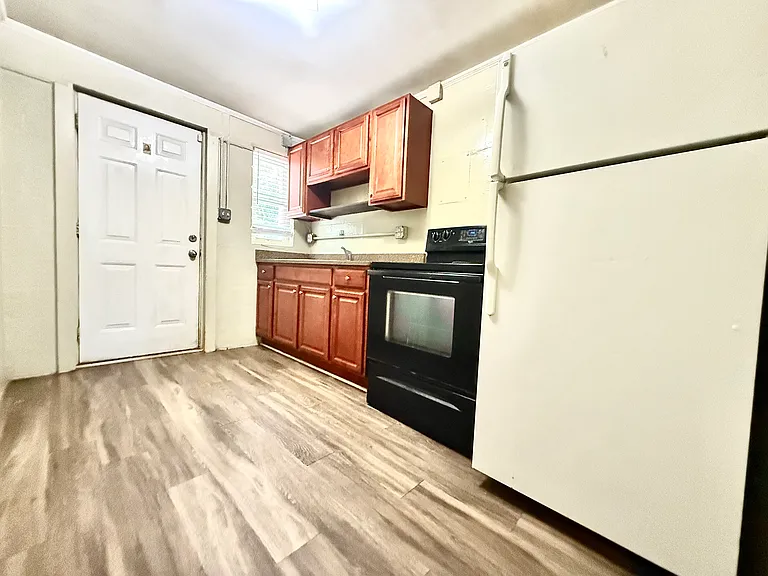 1414 N Hyde Park Ave #5 — Photo 2