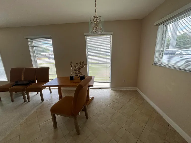 213 NE Prima Vista Blvd — Photo 4