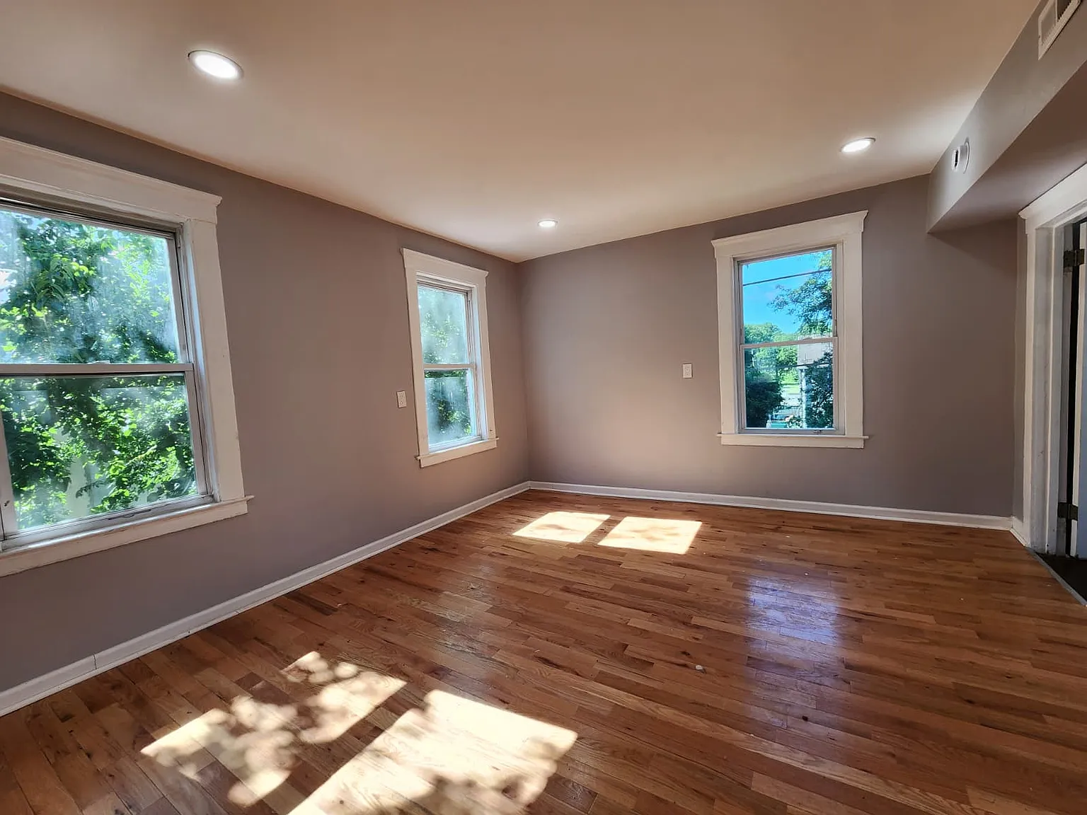 3 bed, 810 sqft, $1,600 — Photo 3