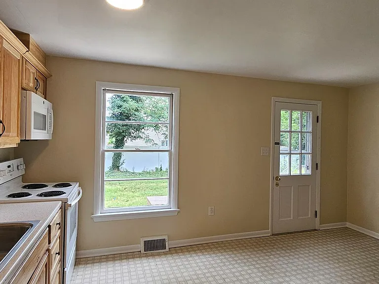 222 E Whitlock Ave — Photo 5