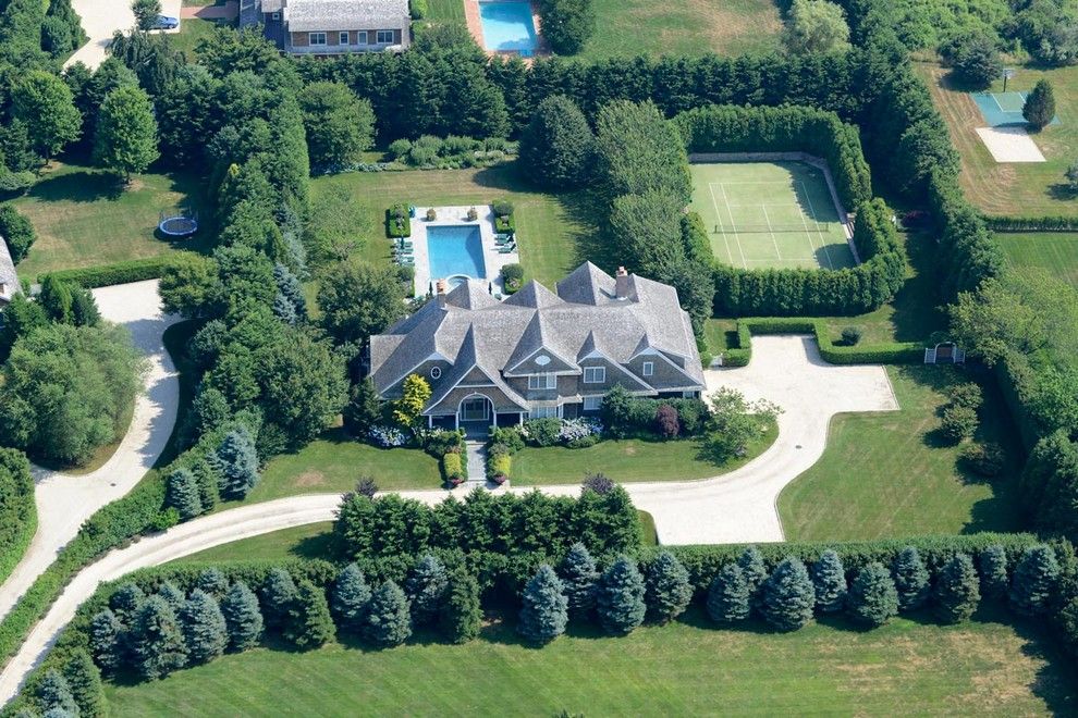 8 Halsey Farm Dr in Southampton Out East