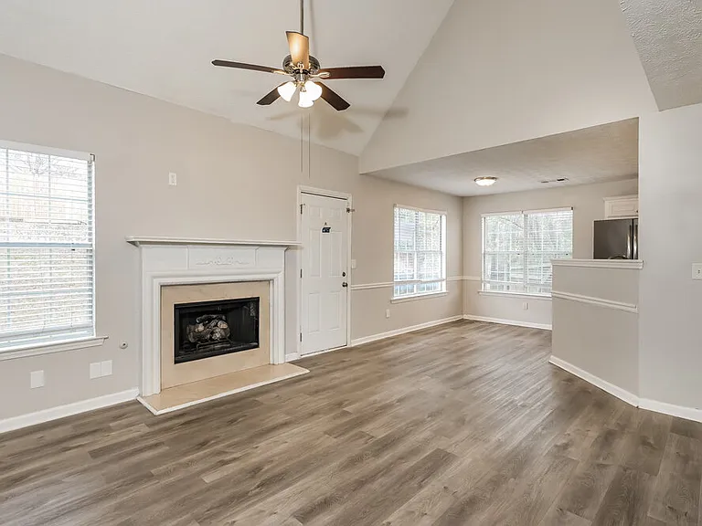 812 Lorraine Ln — Photo 5