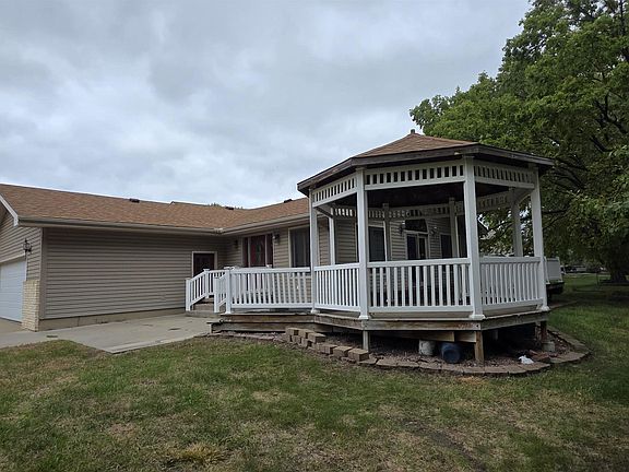 3rd image of 114 Oakmont Dr