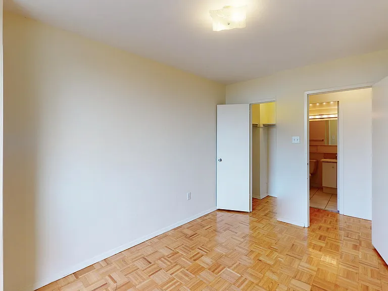 299 Roehampton Ave #828 — Photo 3