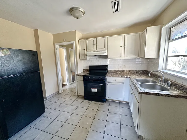 408 Midway St — Photo 4