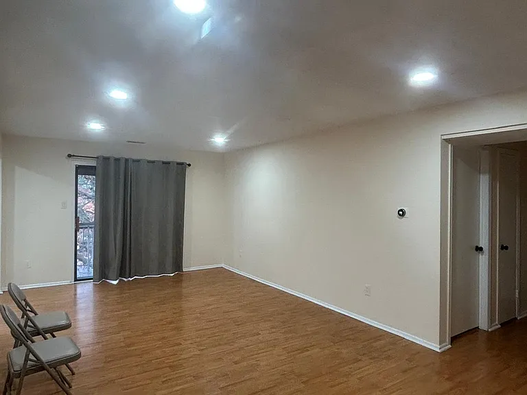 210 Edison Glen Ter — Photo 2