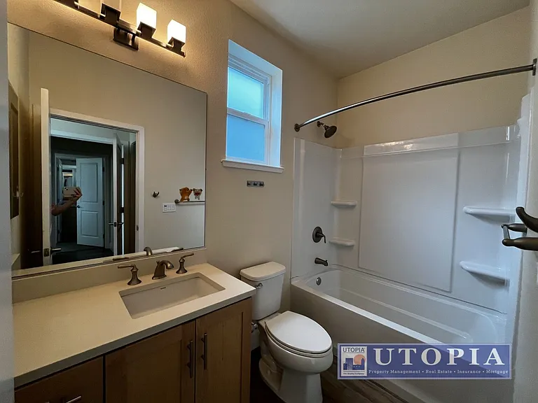Spacious and Modern 3-bedroom, 3.5 bathroom in Seabright just minutes away from the Beach Boardwa... — Photo 16