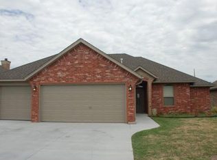 423 SW 28th St, Moore, OK 73160