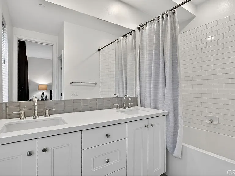 985 Doheny Way — Photo 20