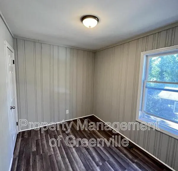 326 Loop St #B — Photo 7