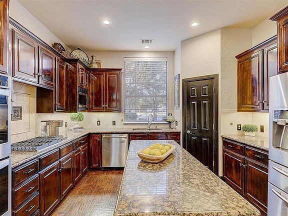 3rd image of 915 Edgemeer Ln