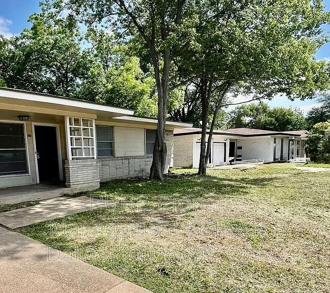 2411 E Mitchell St — Photo 3