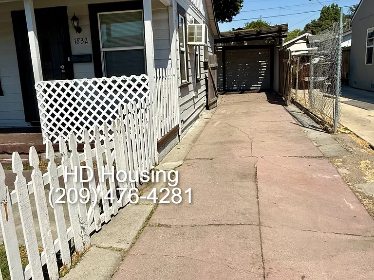 1832 N Berkeley Ave — Photo 10