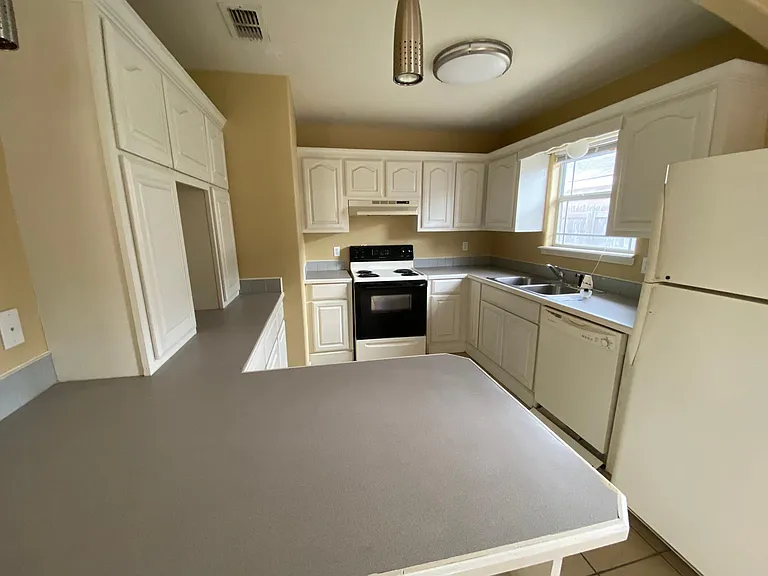 1903 W Douglas St #1 — Photo 7