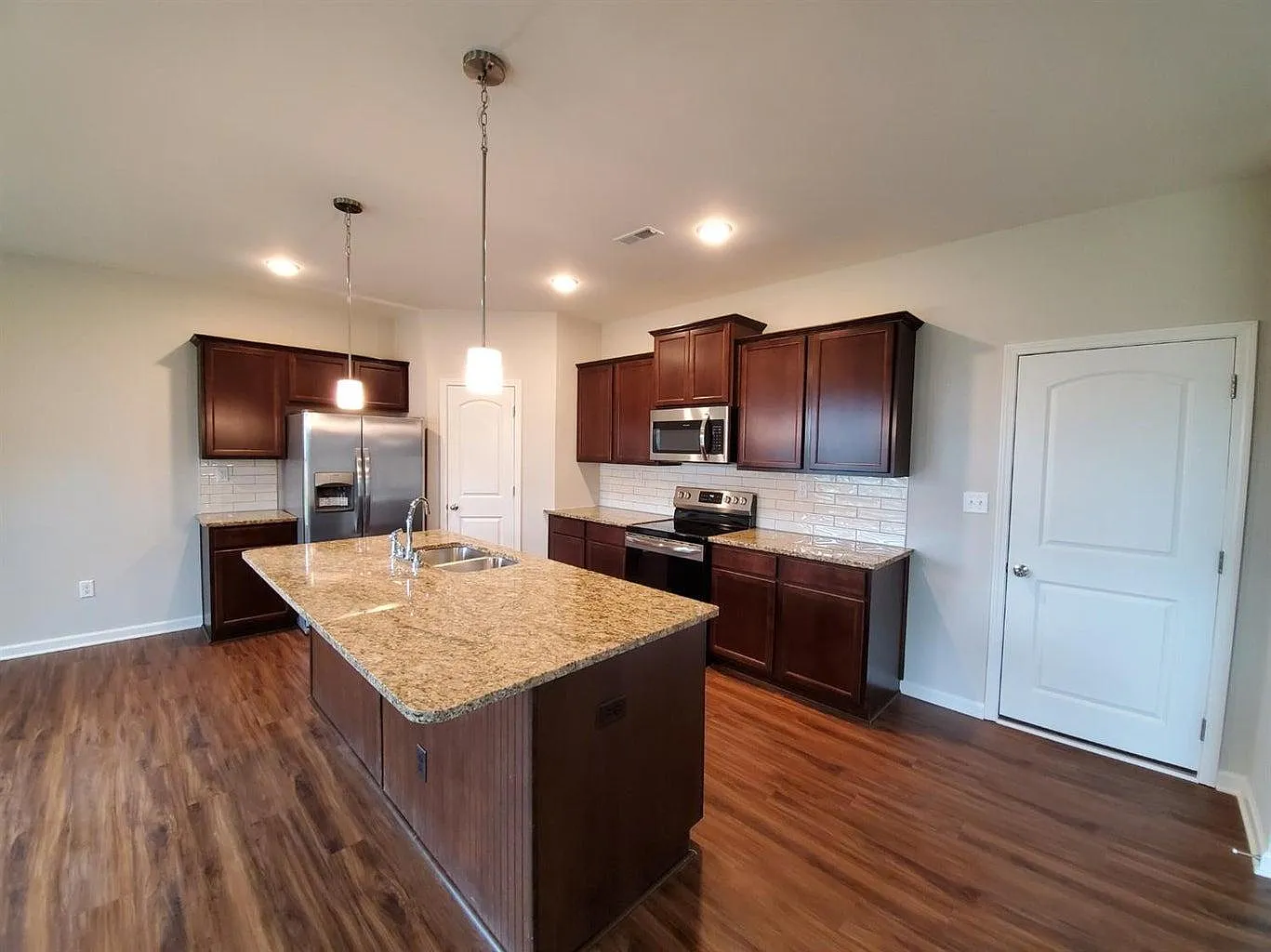 3 bed, 2.5 bath, 1997 sqft, $2,300 — Photo 2