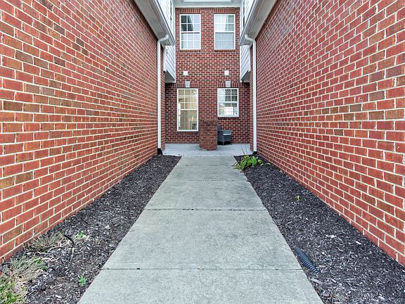 3rd image of 16359 Meadowlands Ln
