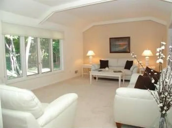 2111 Huntington Point Rd E, Wayzata, MN 55391