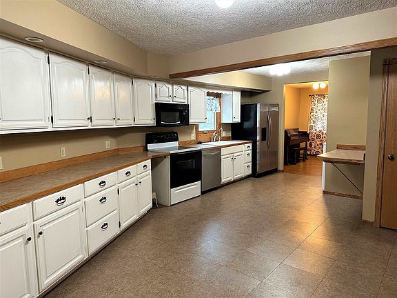 5th image of 829 Maberly St