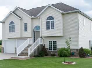 493 Nelson Dr, Wanamingo, MN 55983