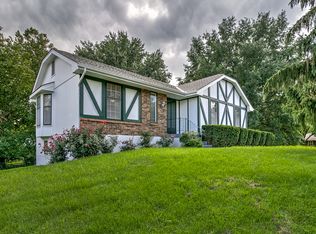 847 Canterbury Ln, Liberty, MO 64068