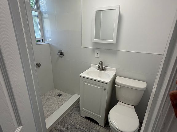 3rd image of 564 Morgan Ave APT 3L