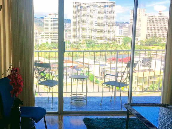 Say aloha to every beautiful day thanks to the full-length w