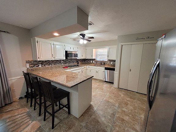 4th image of 2710 Lakeview Ln