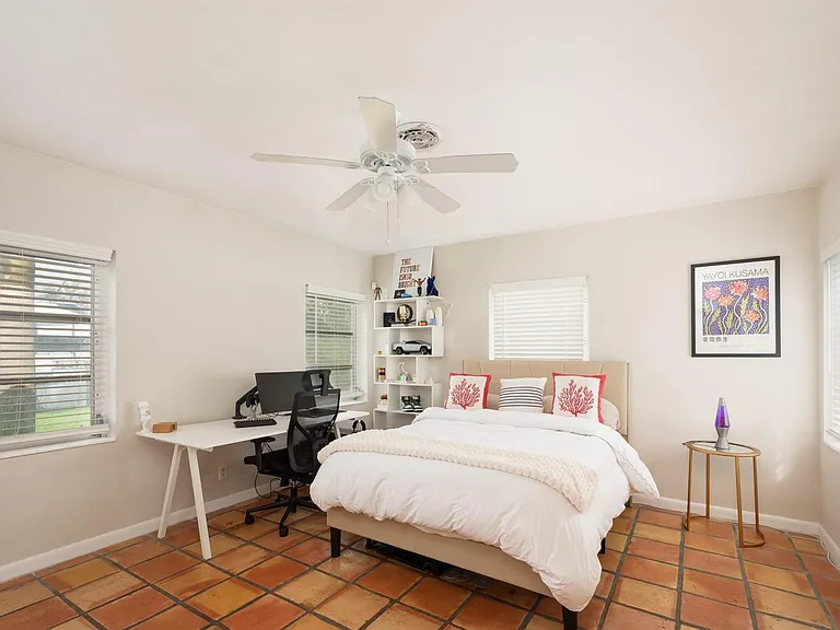 2337 SW 27th Ave — Photo 15