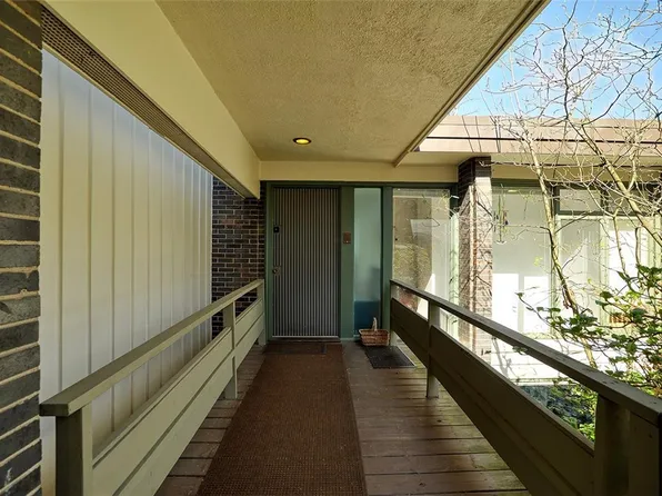 90 E Woodland Rd, Pittsburgh, PA 15232