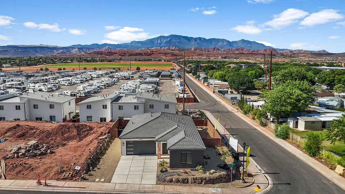Building Photo - 1089 E Coyote Crest Dr