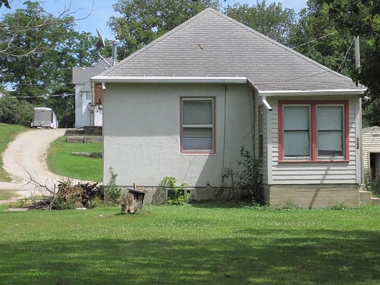 2nd image of 324 N 1st St