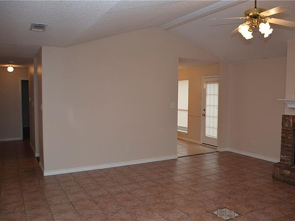 3rd image of 1106 Cardinal Oaks Dr