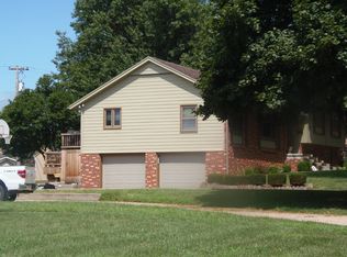 404 Minnetare Ln, Hiawatha, KS 66434