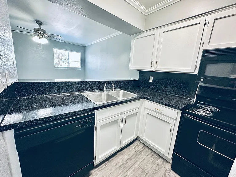 Awesome open Studio Apartments Close to Downtown — Photo 53