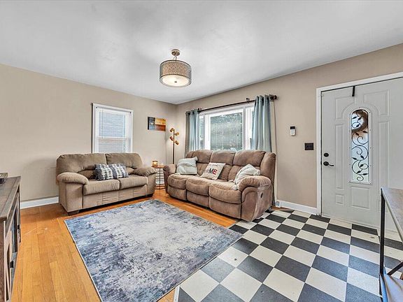 5th image of 1638 Padbury Ave SE