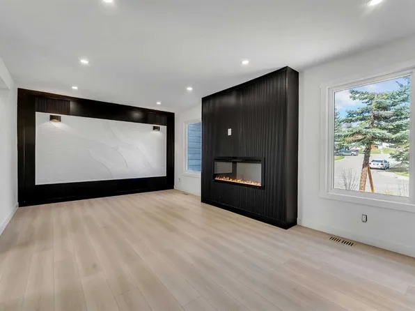62 NE Deer Ridge Way SE, Calgary, AB T2J 5Y6