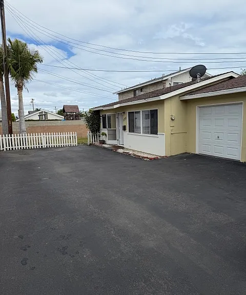 25044 3/4 Oak St — Photo 1