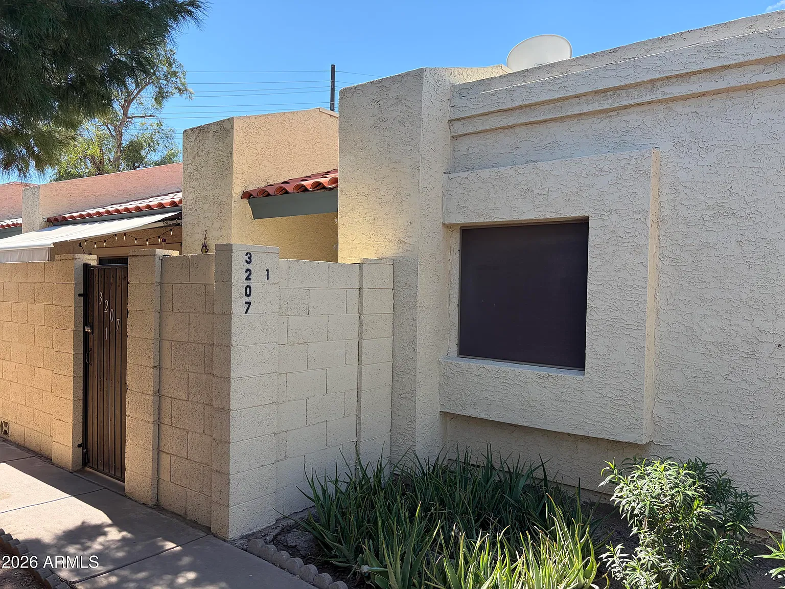 3207 W Loma Ln — Photo 3