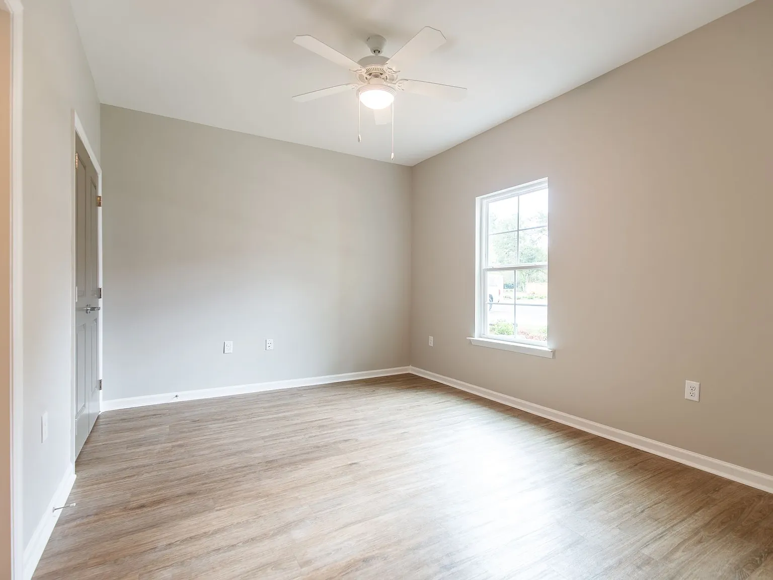 1023 W Gordon St — Photo 4