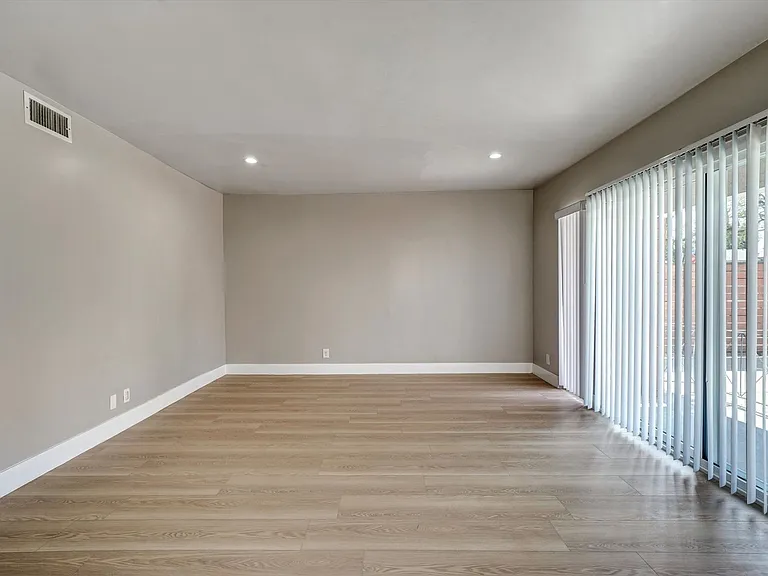 2040 S Sherbourne Dr — Photo 11