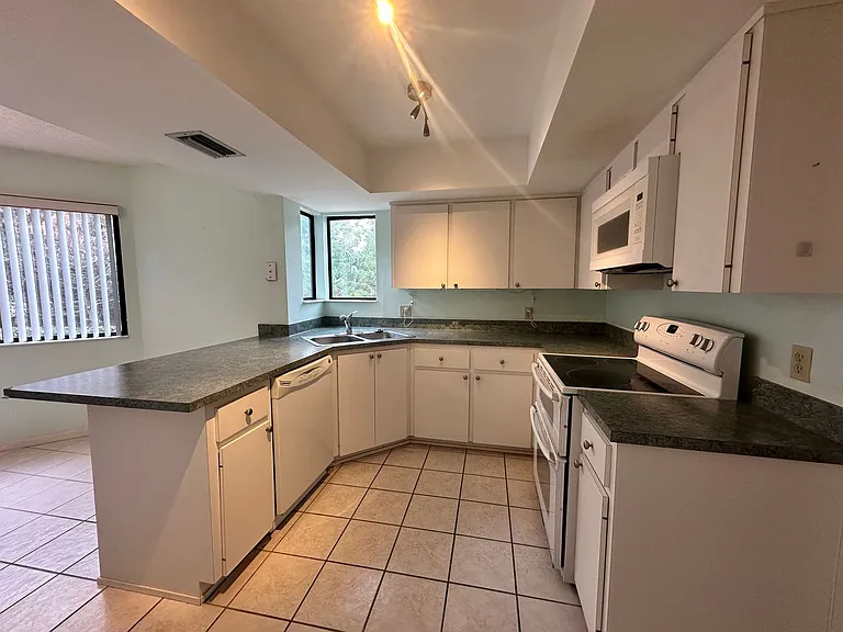 13 Surrey Ct — Photo 10