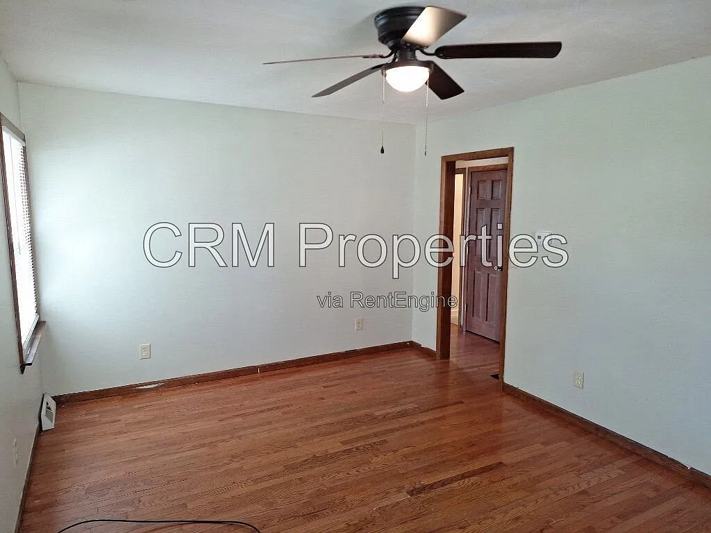 3 bed, 2.0 bath, 1440 sqft, $1,100 — Photo 2