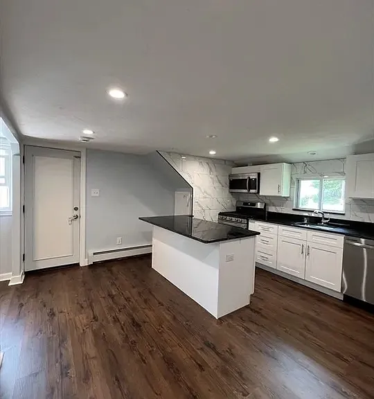 158 Houghton St #B — Photo 9