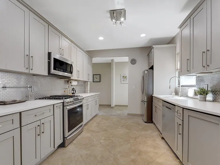 115 W Englewood Ave — Photo 11