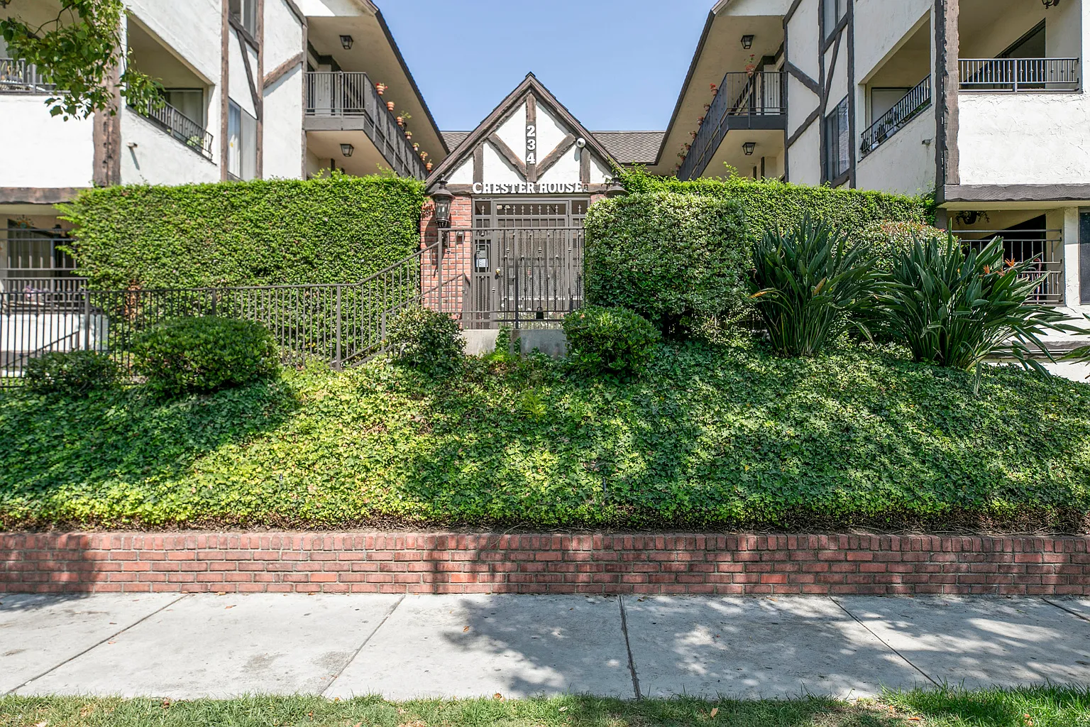 234 N Kenwood St — Photo 1
