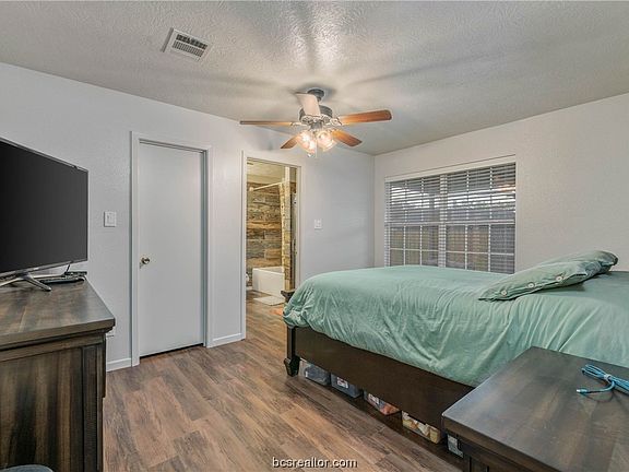 5th image of 1102 Forest Glen Ct