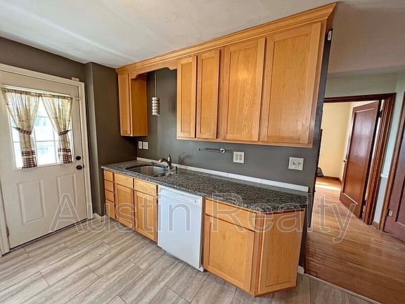 4th image of 8640 Belhaven Dr
